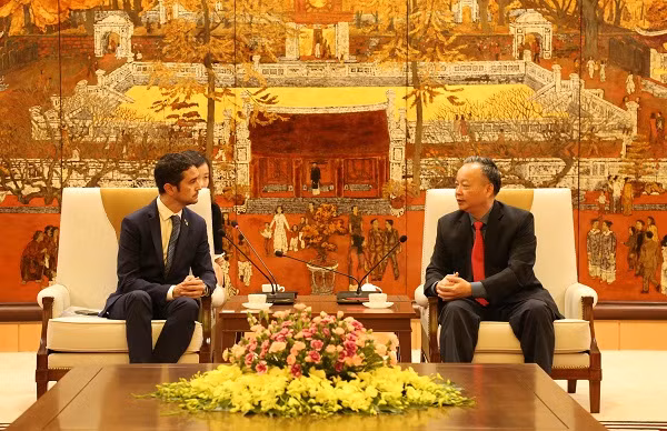 Cataluña desea respaldar a Hanoi en desarrollo urbano sostenible ảnh 1