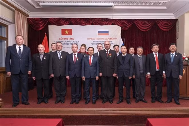 Vietnam otorga Orden y Medalla de Amistad a funcionarios de Rusia ảnh 1