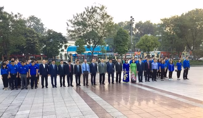 Rinden homenaje a Lenin en Hanoi en ocasión de 101 aniversario de Revolución de Octubre ảnh 1
