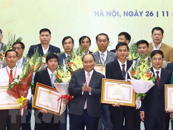 Vietnam honra a individuos y organizaciones destacados en desarrollo agrícola ảnh 1