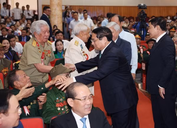 Premier se reúne con combatientes participantes en la campaña Dien Bien Phu ảnh 1