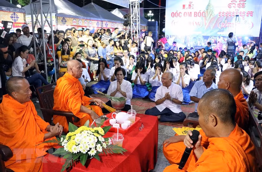 Celebra comunidad de khmeres en Vietnam el Festival tradicional Ok Om Bok ảnh 1