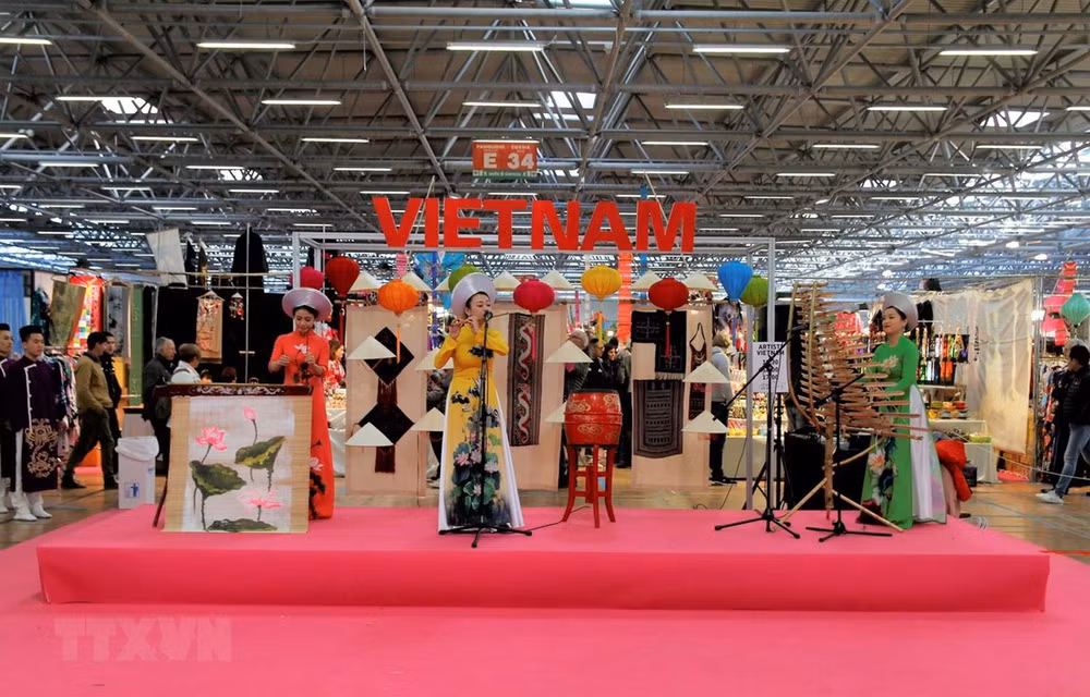 Impresiona la cultura vietnamita en el Festival de Oriente en Italia ảnh 1