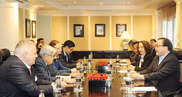 Visita Vietnam delegación del Partido Comunista de Francia ảnh 1 Visita Vietnam delegación del Partido Comunista de Francia ảnh 1