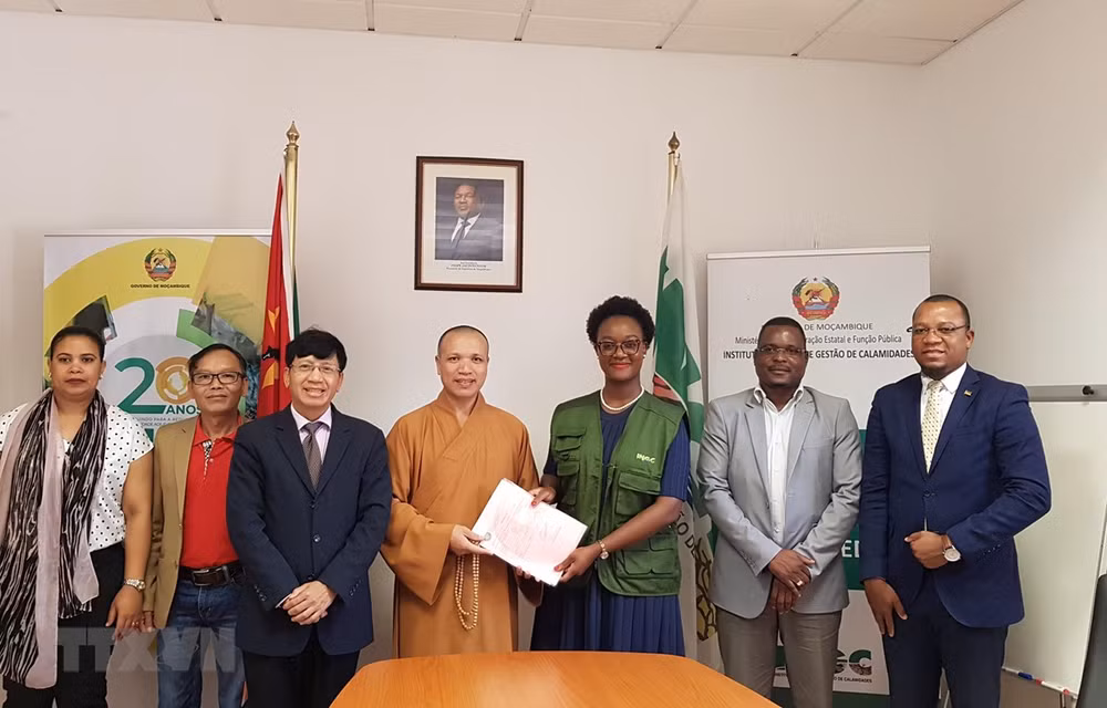 Sangha Budista de Vietnam presta asistencia a mozambiqueños afectados por ciclones ảnh 1