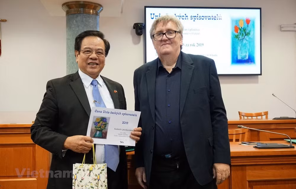 Gran diccionario checo-vietnamita recibe premio de Literatura de Praga ảnh 1