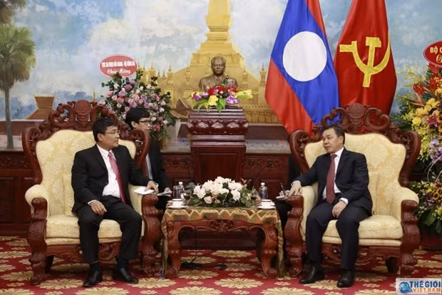 Cancillería de Vietnam felicita a diplomáticos de Laos por su Día Nacional ảnh 1