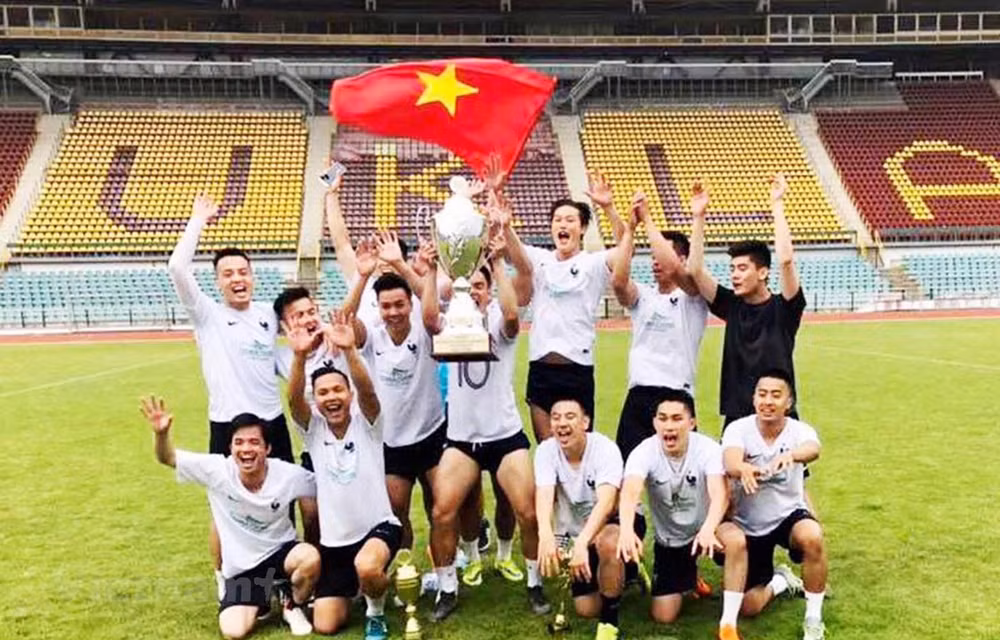 Debutan club y centro de formación de futbolistas vietnamitas en la República Checa ảnh 1