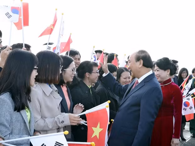 Premier vietnamita llega a Busan para la cumbre ASEAN- Corea del Sur ảnh 1