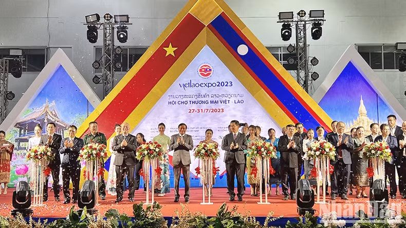 Inauguran Feria Comercial Vietnam - Laos 2023 en Vientiane ảnh 1