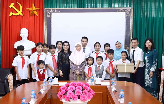 Cónyuges de premieres vietnamitas y malasios visitan Aldea Infantil SOS en Hanoi ảnh 2