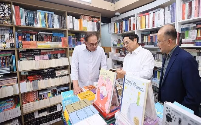 Primeros ministros de Vietnam y Malasia disfrutan del café y la lectura en Hanoi ảnh 1