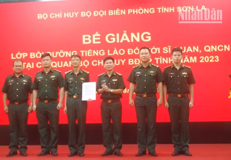 Concluye curso de idioma laosiano para oficiales y soldados guardafronteras en Son La ảnh 1