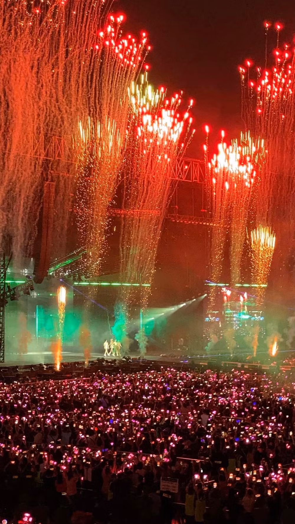 BlackPink conquista a miles de fanáticos en la primera noche de Born Pink en Hanoi ảnh 2