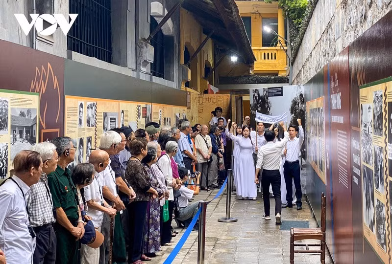 Exposición en Hanoi honra heroicidad de juventud vietnamita ảnh 1