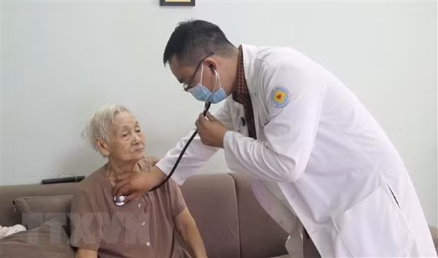 Ciudad Ho Chi Minh ofrecerá chequeos médicos gratuitos anuales para adultos mayores ảnh 1