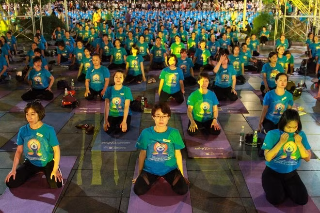 Casi mil personas participan en ejercicios masivos de yoga en Da Nang ảnh 1