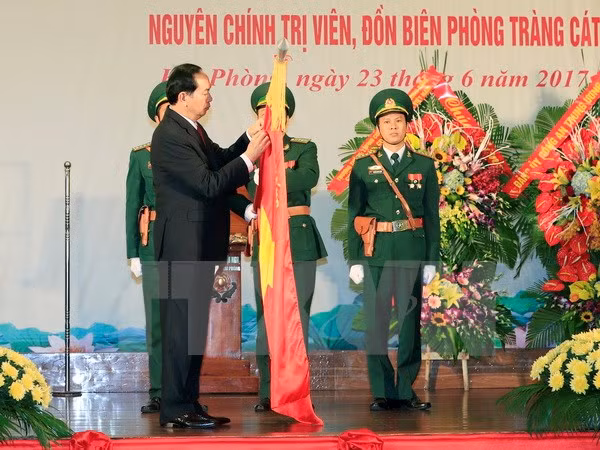 Presidente vietnamita honra a fuerzas guardafronteras de Hai Phong con título de héroe ảnh 1