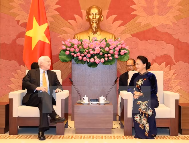 Presidenta del Parlamento de Vietnam recibe a senador estadounidense ảnh 1