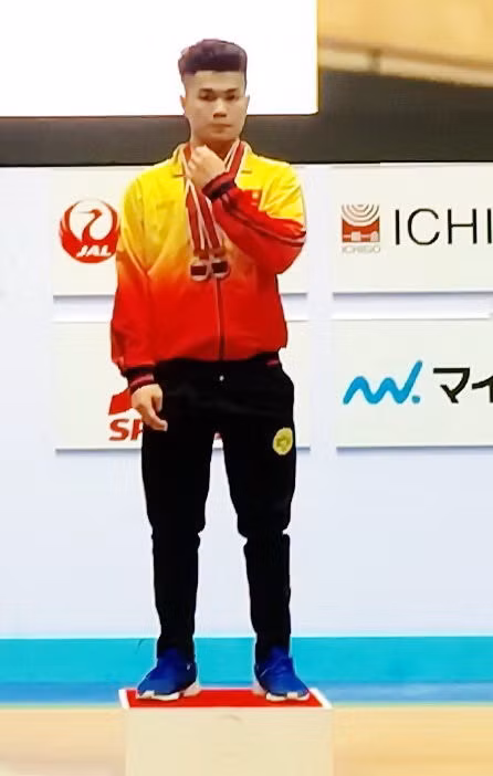 Vietnam gana oro en torneo juvenil de halterofilia en Japón ảnh 1