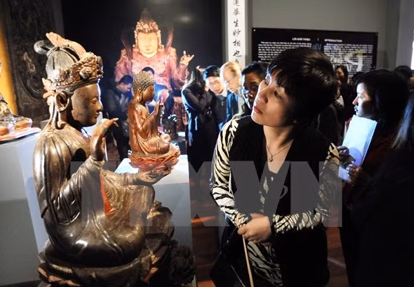 Exhiben en Hanoi objetos de madera lacados antiguos ảnh 1