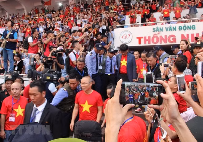 Seguidores del fútbol atestan estadio en Ciudad Ho Chi Minh para recibir al equipo sub-23 nacional ảnh 1