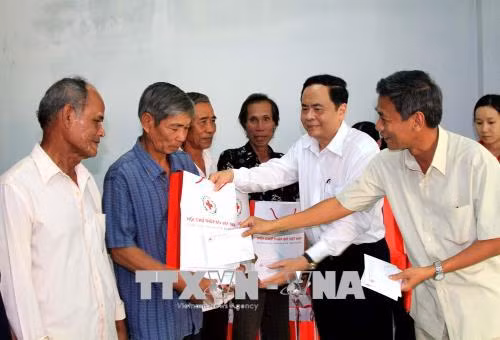 Presidente de FPV entrega regalos del Tet en Soc Trang ảnh 1