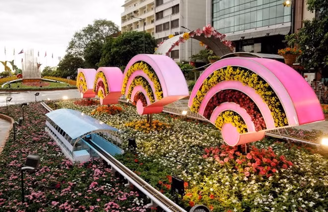  Abierta calle floral Nguyen Hue en Ciudad Ho Chi Minh en días festivos del Tet ảnh 1