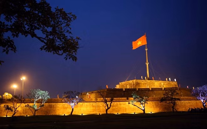 Iluminan Torre de Bandera en patrimonio cultural vietnamita ảnh 1