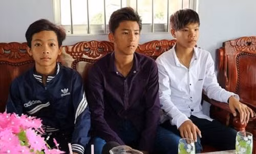 Ministro de Educación premia a estudiante en Soc Trang por honestidad ảnh 1