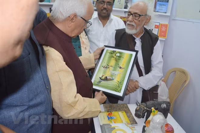 Libros vietnamitas exhibidos en feria internacional en India ảnh 1