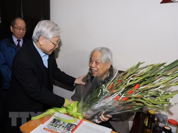 Dirigentes vietnamitas felicitan al exsecretario general del PCV en vísperas del Tet ảnh 1