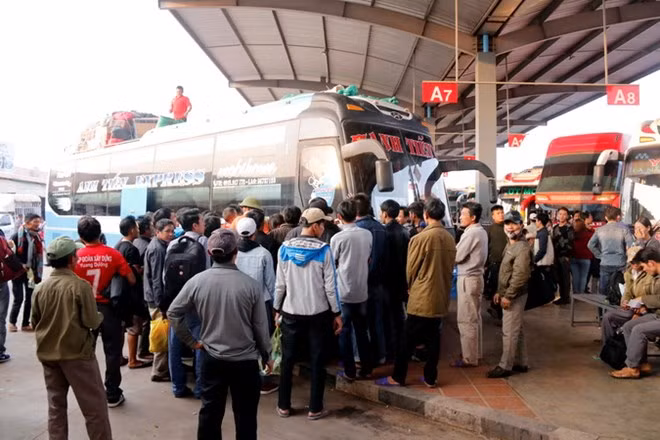 Vietnamitas residentes en Laos viajaron a su país con motivo del Tet 2018 ảnh 1