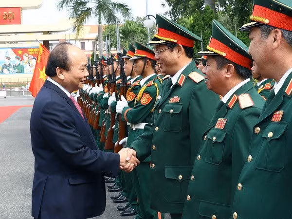 Premier vietnamita destaca esfuerzos de Zona Militar 5 ảnh 1