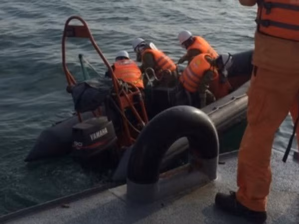 Aceleran búsqueda de dos pescadores vietnamitas desaparecidos en naufragio ảnh 1