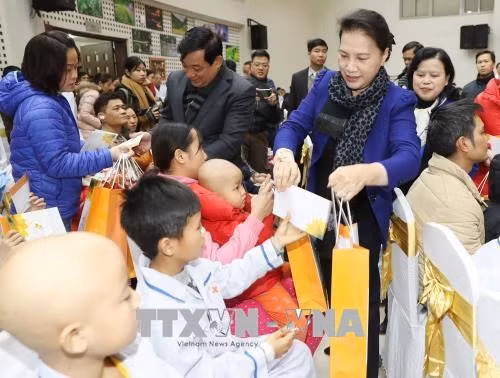 Dirigentes vietnamitas entregan regalos a personas necesitadas en ocasión del Tet ảnh 1