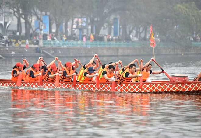 Reportan nutrida participación en regata tradicional de barcos de dragón en Hanoi ảnh 1