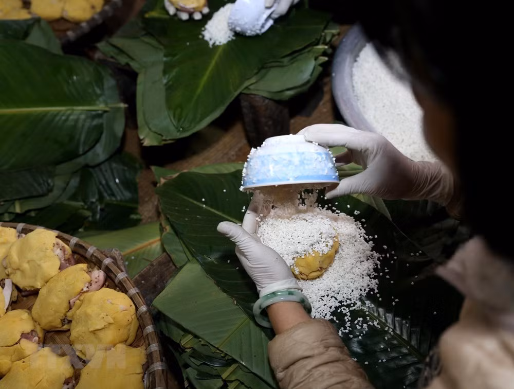 Registran en Laos alta demanda de platos tradicionales vietnamitas en vísperas de Tet ảnh 1