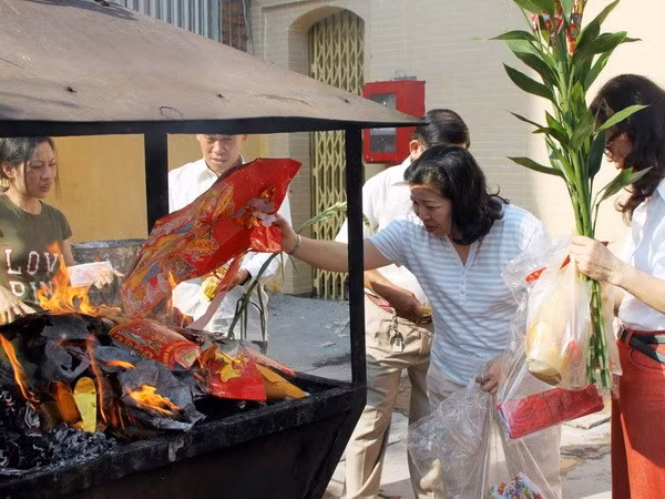 Instan a la población vietnamita a reducir la quema de papeles votivos ảnh 1