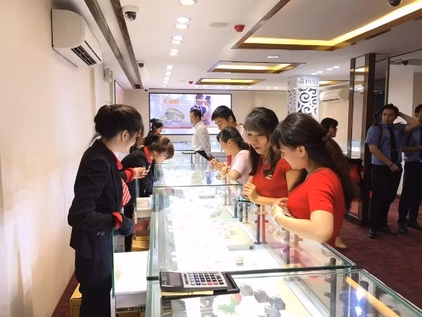 Agotado oro en tiendas de Hanoi en Día de Dios de la Riqueza ảnh 1