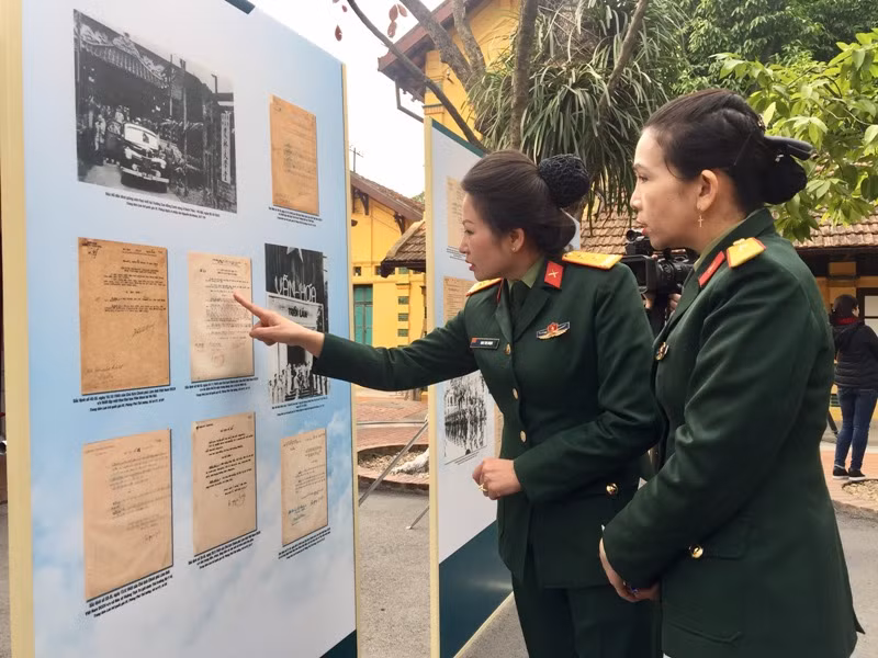 Exponen colección de edictos de Gobierno interino de la República Demócrata de Vietnam 1945-1946 ảnh 1