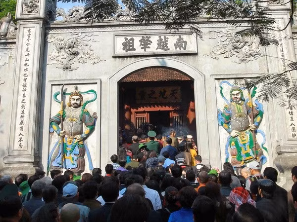 Gran número de visitantes rinden tributo a reyes Hung ảnh 1