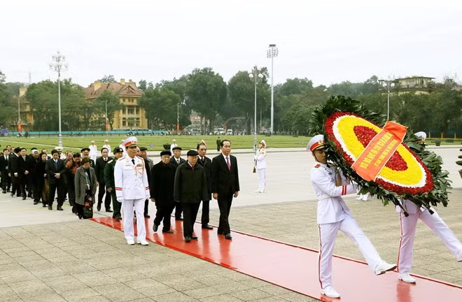 Máximos dirigentes de Vietnam rinden homenaje al Presidente Ho Chi Minh en ocasión de fundación del PCV ảnh 1