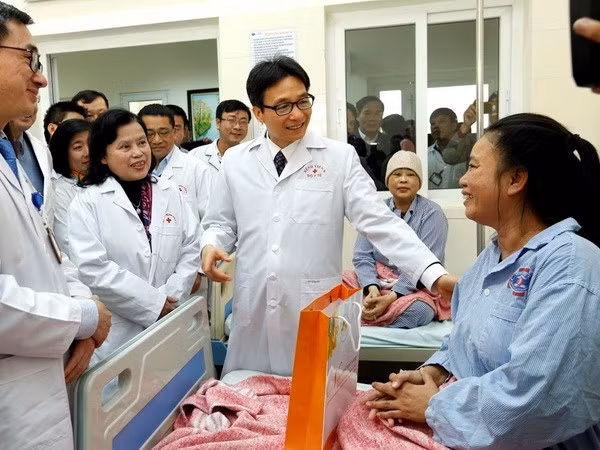 Vicepremier vietnamita visita a médicos y enfermos del Hospital K ảnh 1