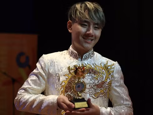 Cantante vietnamita se alza con premio de oro en concurso regional ảnh 1
