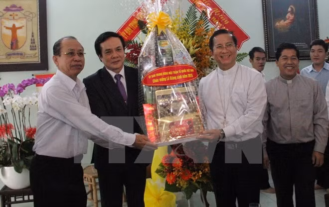 Frente de Patria felicita a comunidad religiosa en Binh Duong ảnh 1