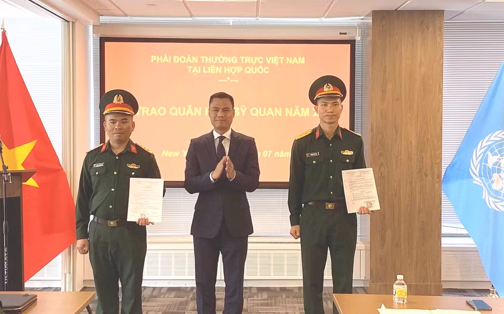 Dos oficiales vietnamitas obtienen rangos militares en Nueva York ảnh 1