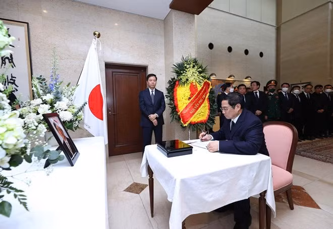 Dirigentes vietnamitas rinden homenaje al difunto expremier japonés Abe Shinzo ảnh 1