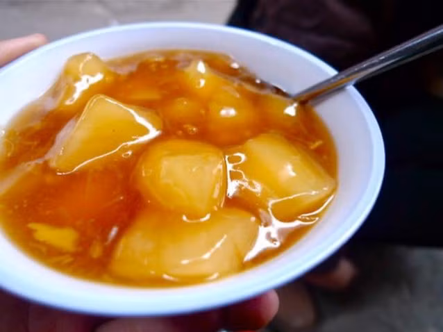 Compota de yuca dulce, comida callejera especial en Hanoi ảnh 1