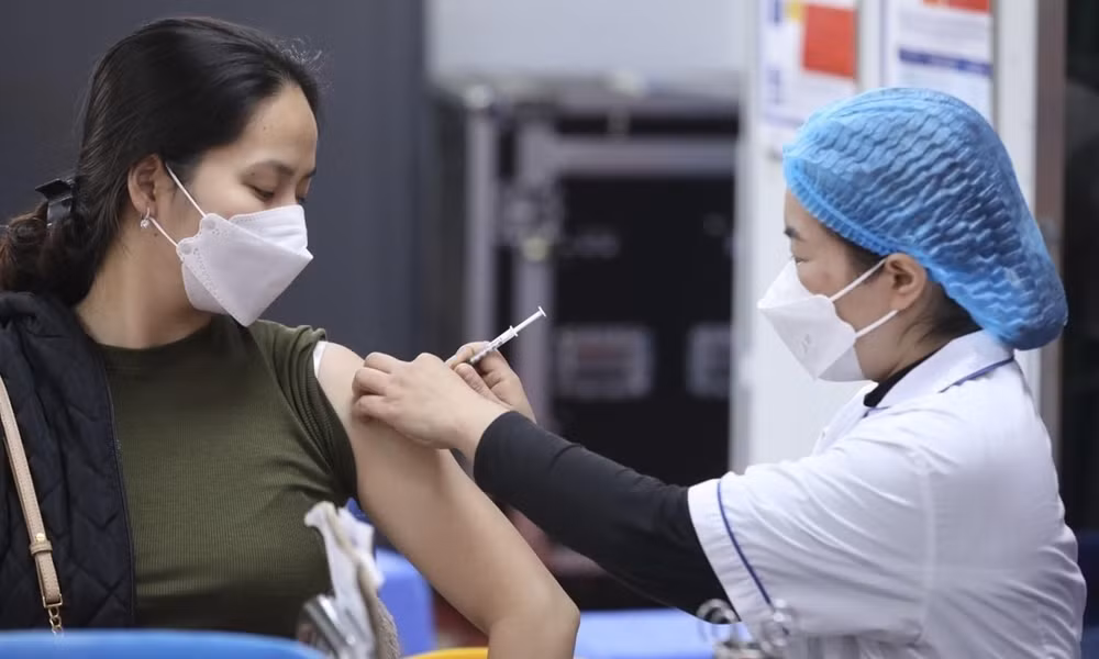 Ministerio de Salud de Vietnam pide acelerar inyección de dosis de refuerzo contra COVID-19 ảnh 1